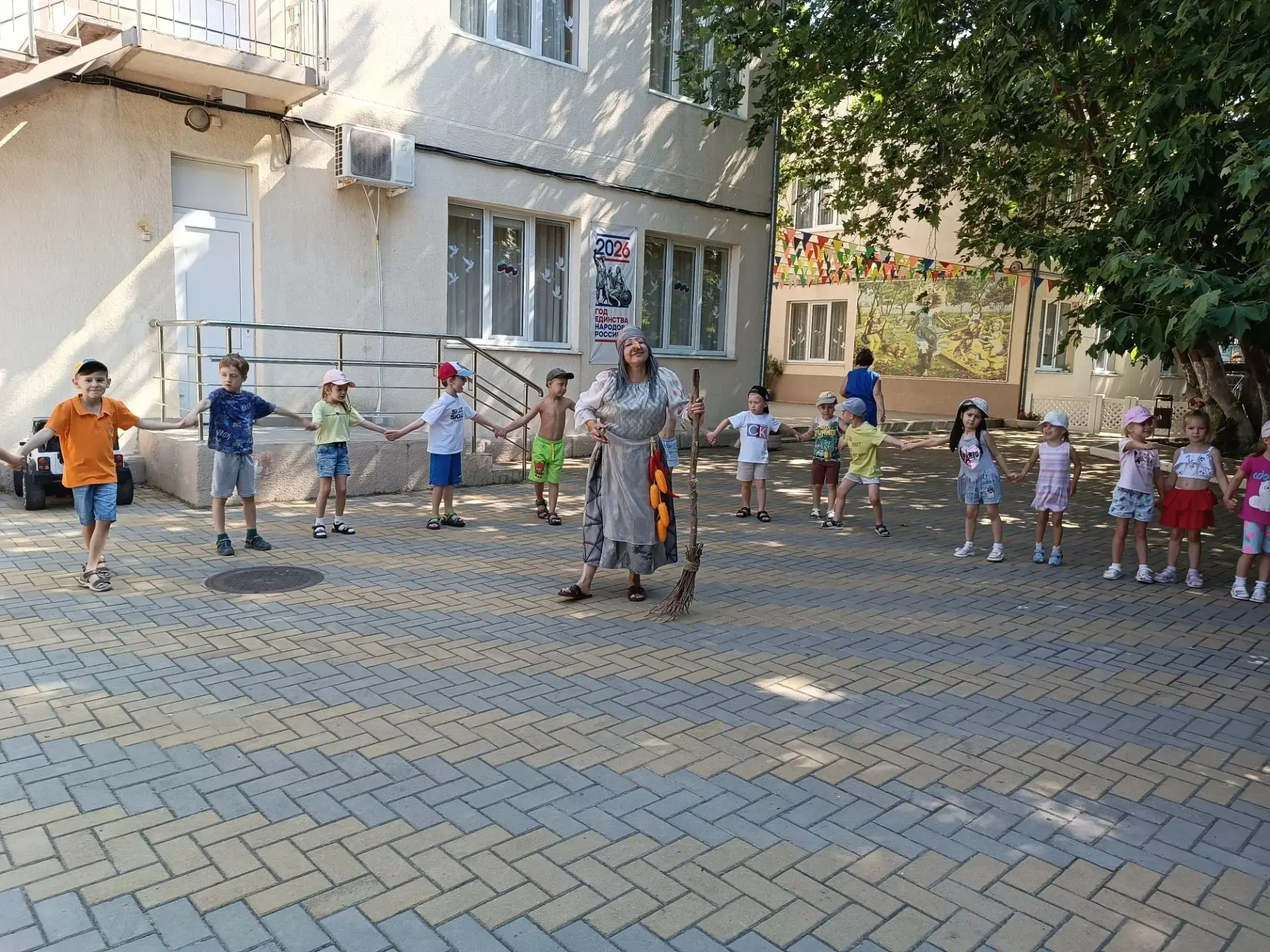 💕Звучит очень душевно и по‑детски трогательно! День рождения Бабы Яги — отличный повод...
