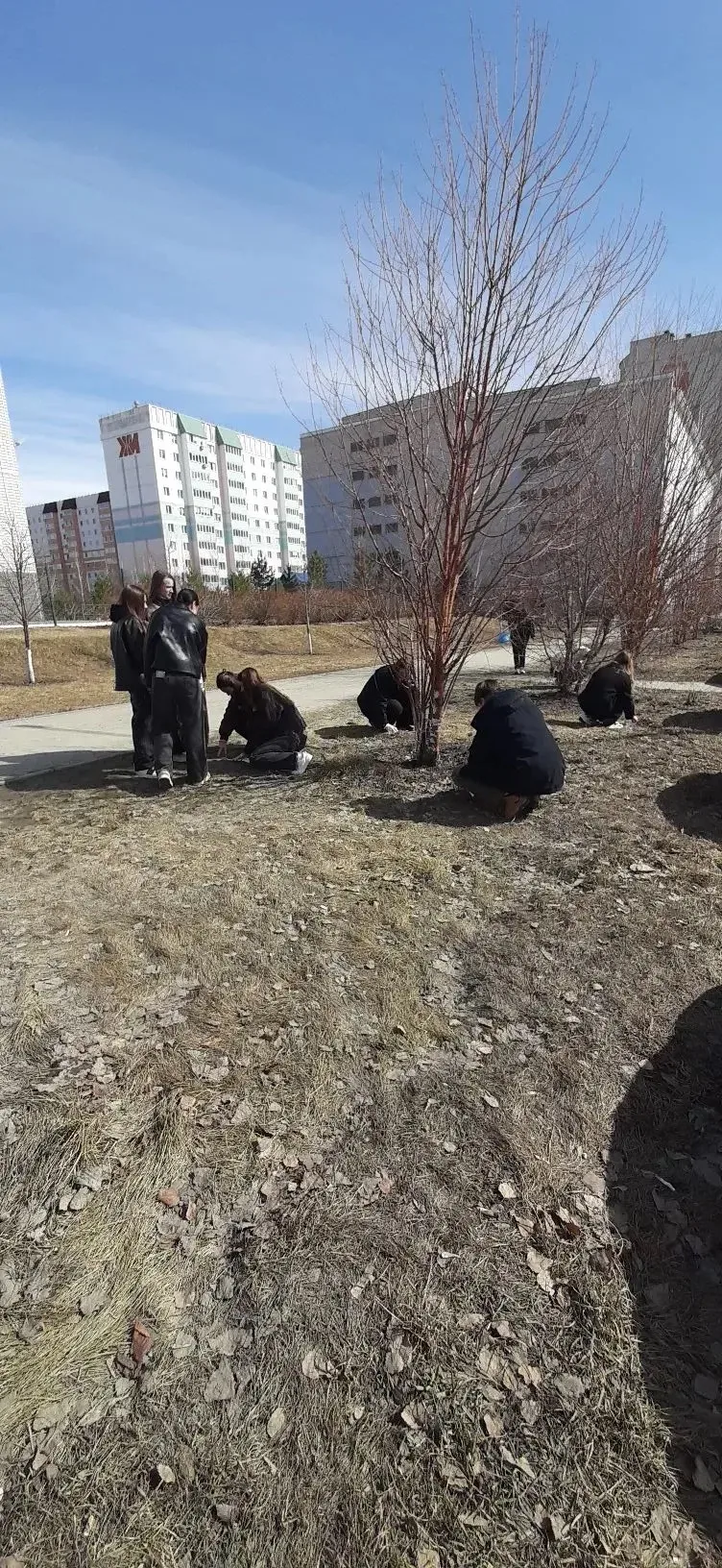 Каждую весну наши ученики выходят на красную линию, чтобы сделать наш город еще красивее и чище! 🌳✨ 