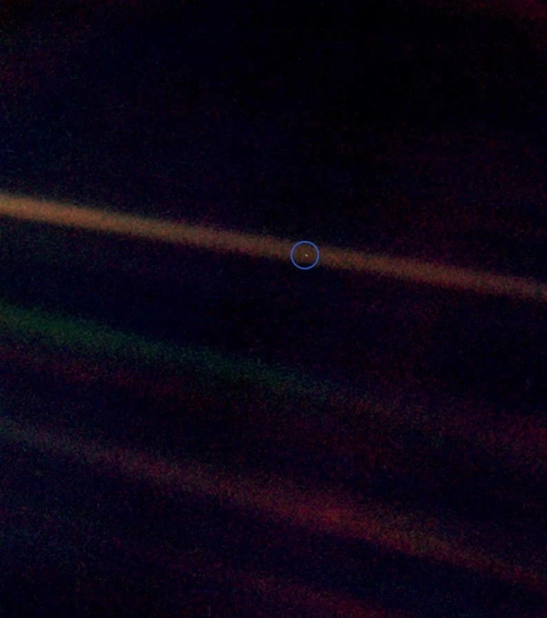 36 лет назад NASA отправило зонду Вояджер-1 команду развернуться и сделать фотографии планет Солнечн