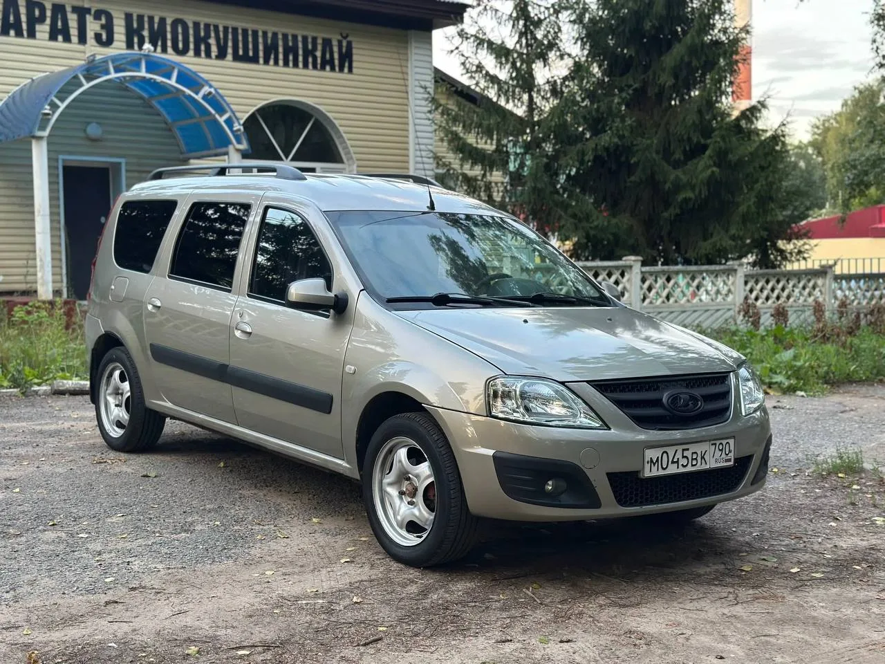 Продам 
Ларгус 2013 г.в 
В хорошем состоянии 
Кондиционер 
4эсп подогрев сидений 
16 кл мотор Рено 
