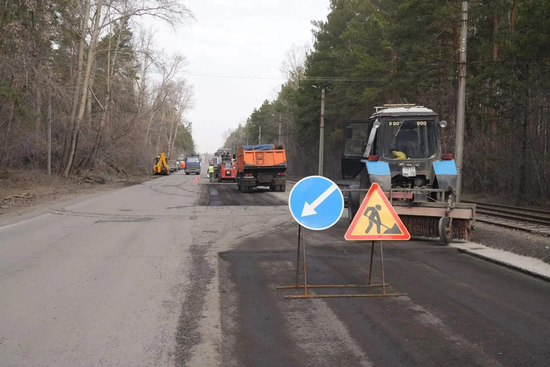 В Бийске продолжаются работы по благоустройству городских территорий и ремонту дорог ⁣ 🚜Проводится у