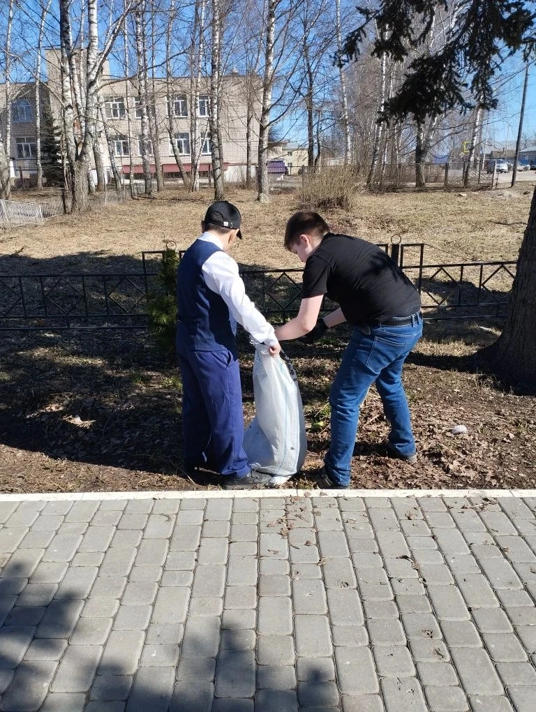 🌿Ребята 6Б класса привели в порядок памятник погибшим воинам-односельчанам.