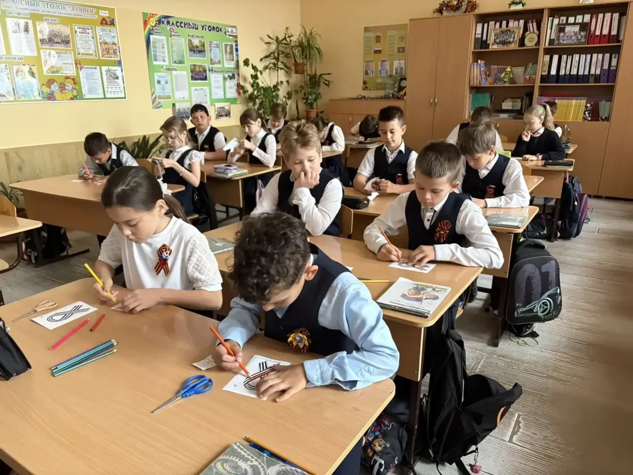 🇷🇺 Начало новой учебной недели   Традиционная церемония поднятия Государственного флага РФ и исполне