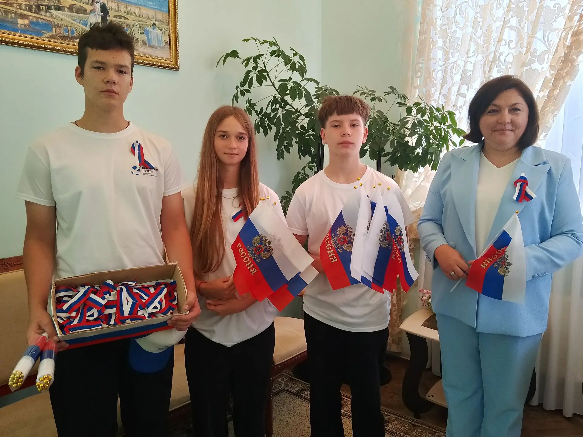 🇷🇺В канун Дня Государственного флага Российской Федерации волонтёры школы №1 г.Почино...