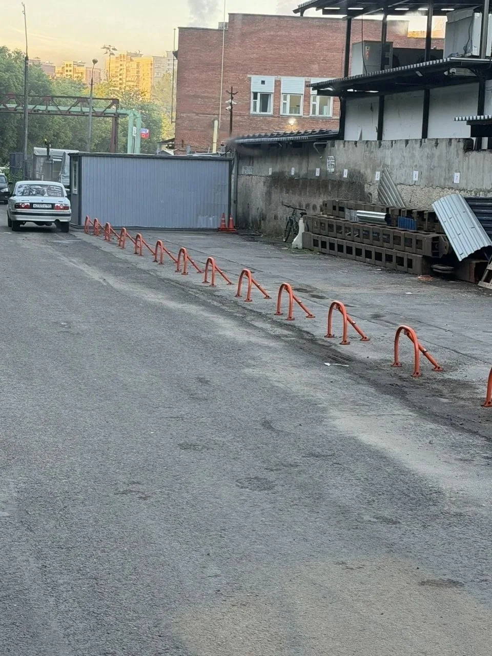 😡 На Западной 7А жильцы захватили двор самодельной парковкой