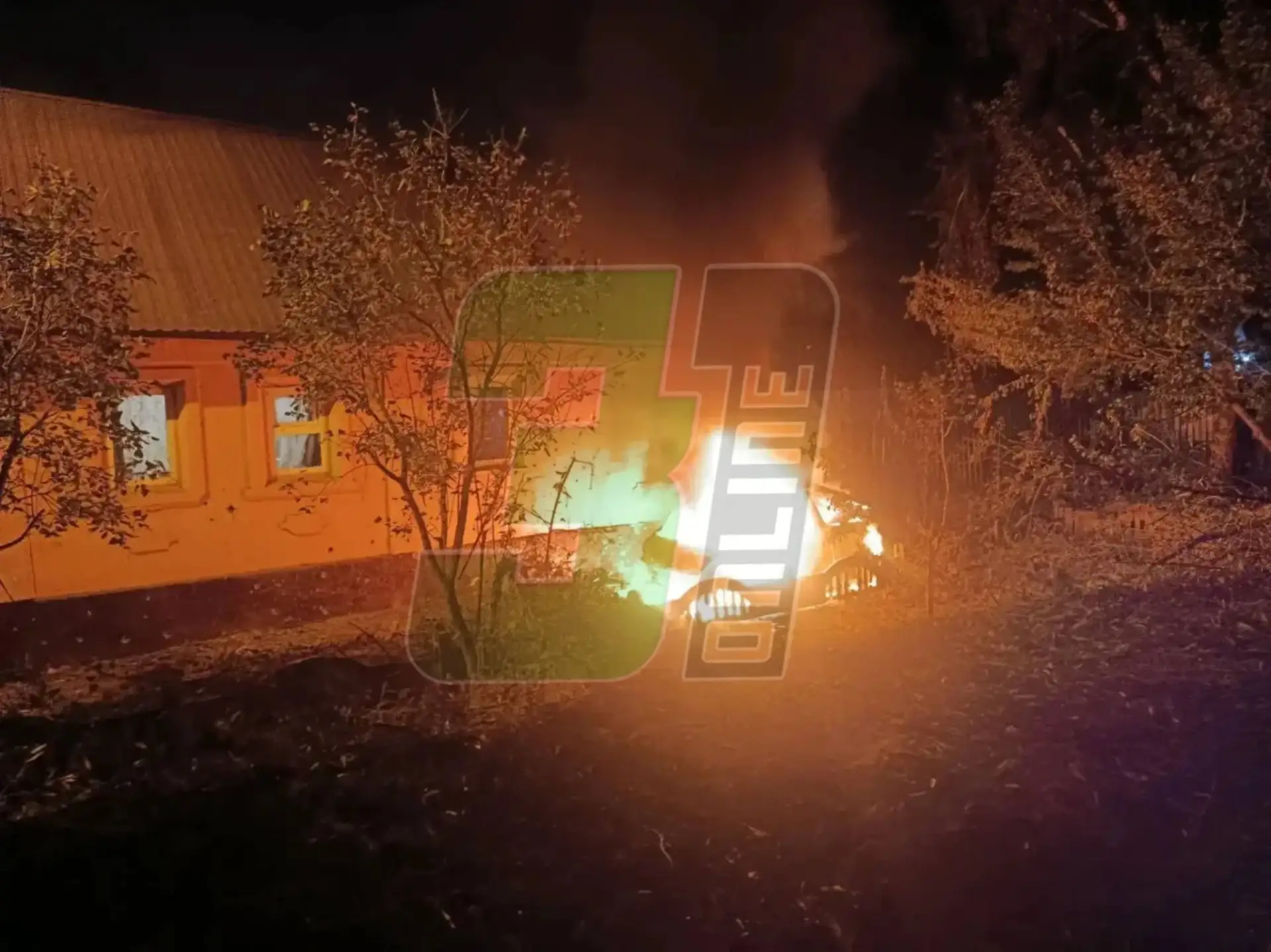 ❗️После атаки БПЛА на Меловой в Белгороде загорелся автомобиль.