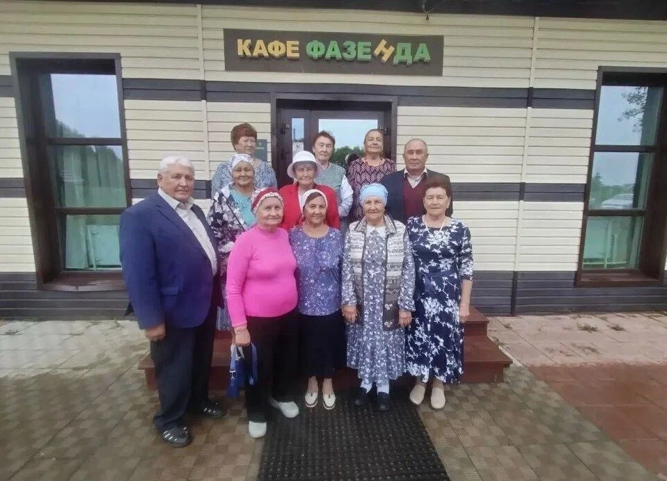 Конец июня. Село Карманово. Уютное кафе «Фазенда». Именно здесь прошла трогательная и теплая встреча