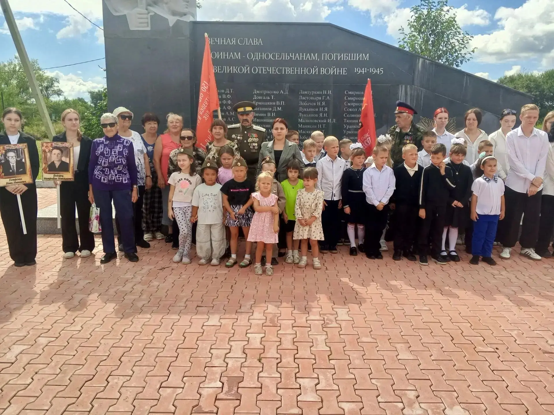 В селе Барано-Оренбургское, сотрудник библиотеки совместно с работниками сельского Дома...