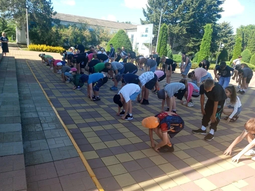 ‎Сегодня утро в лагере "Калейдоскоп" началось с зарядки и поднятия флага. День сегодня был по-настоя