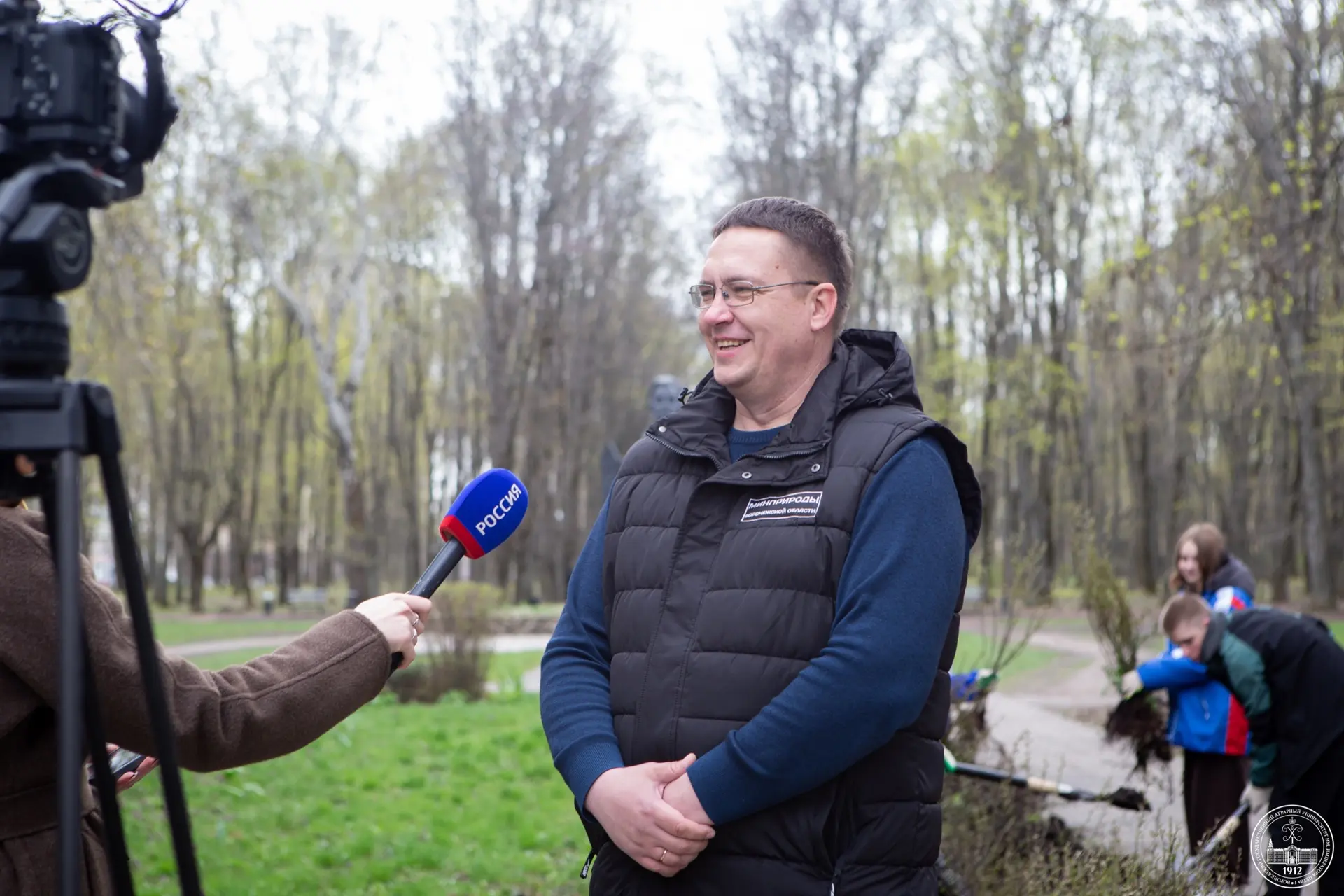 🌳 Появление живых мемориалов в честь наших героев: акция «Сад Памяти»  Сегодня в парке имени К.Д. Гл