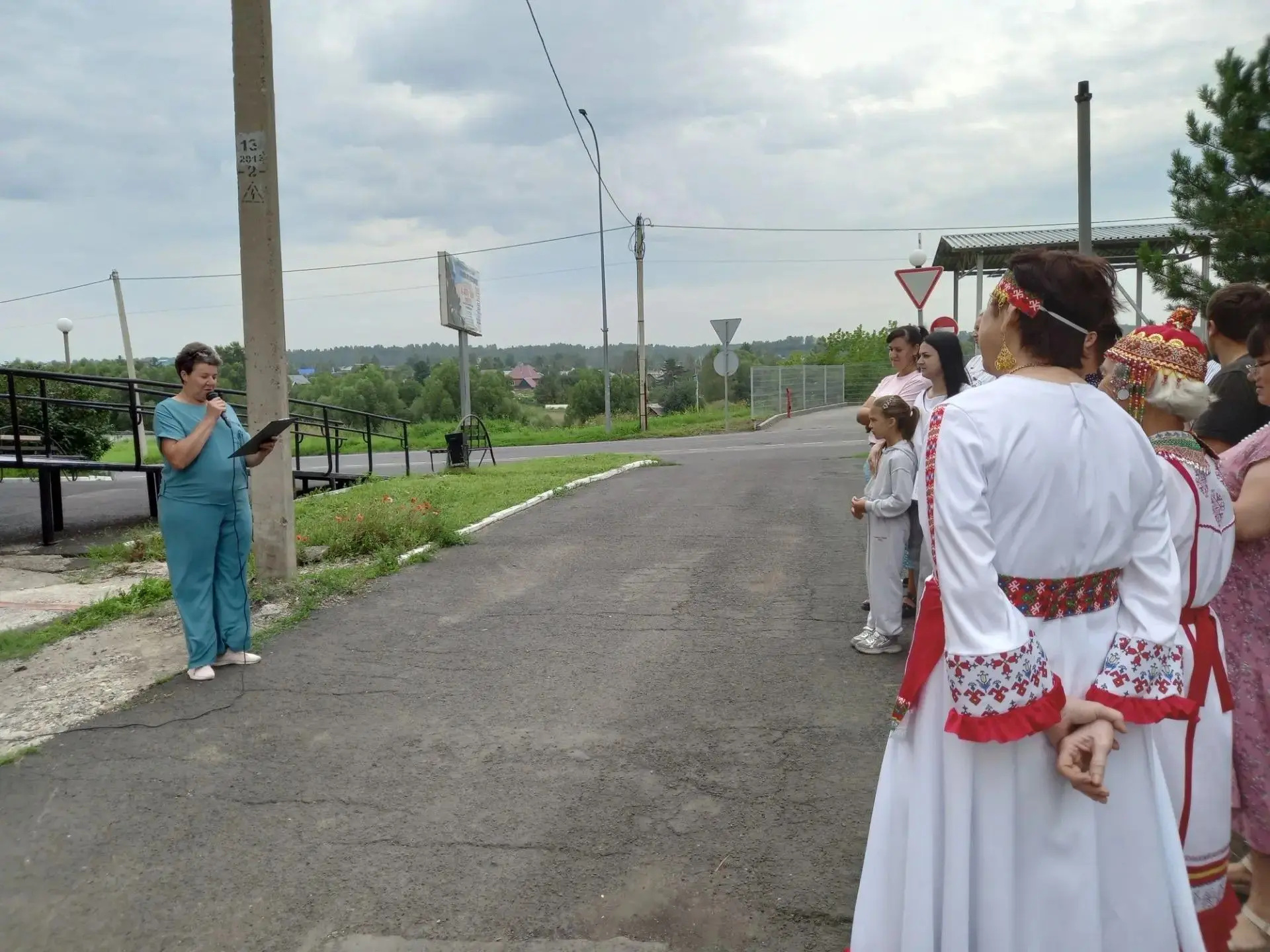 В преддверии Международного дня коренных народов мира во дворе Крапивинской библиотеки ...