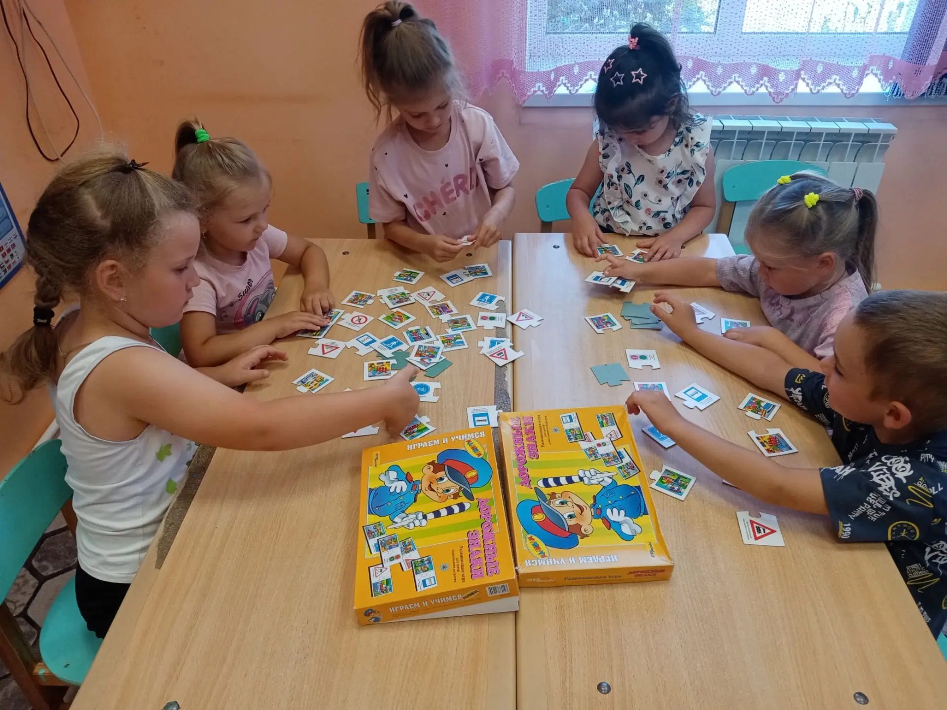 Сегодня дети старшей группы играли в игру "Дорожные знаки", целью которой было формиров...