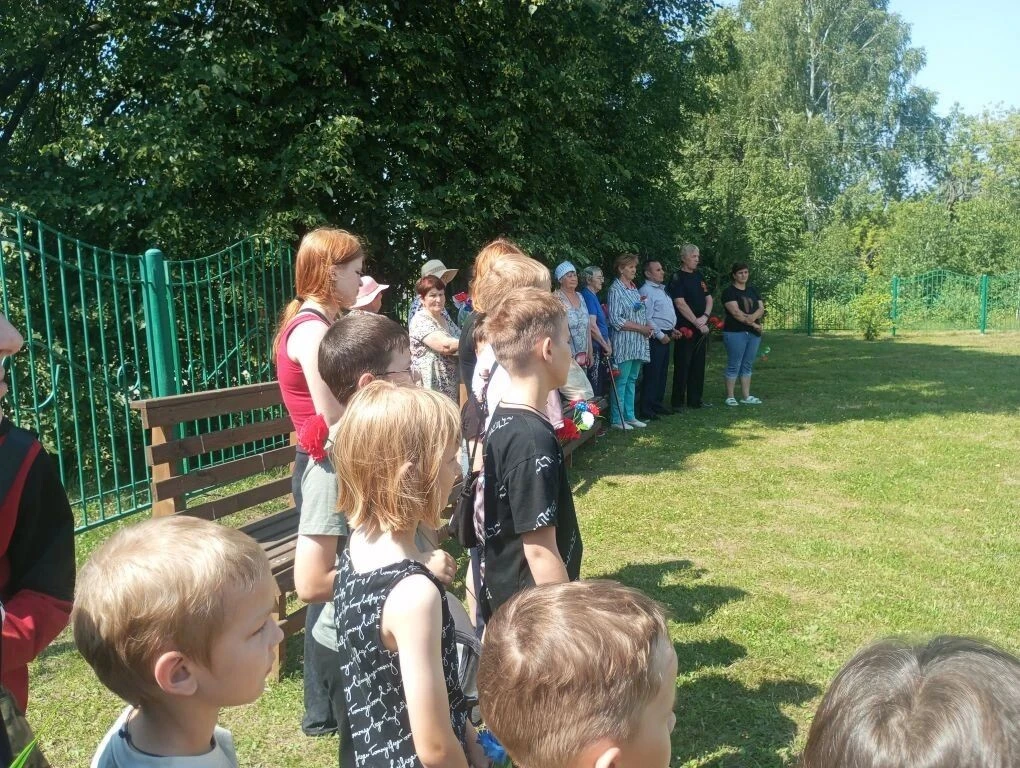 22 июня, в День памяти и скорби, у стелы участников Великой Отечественной войны на терр...
