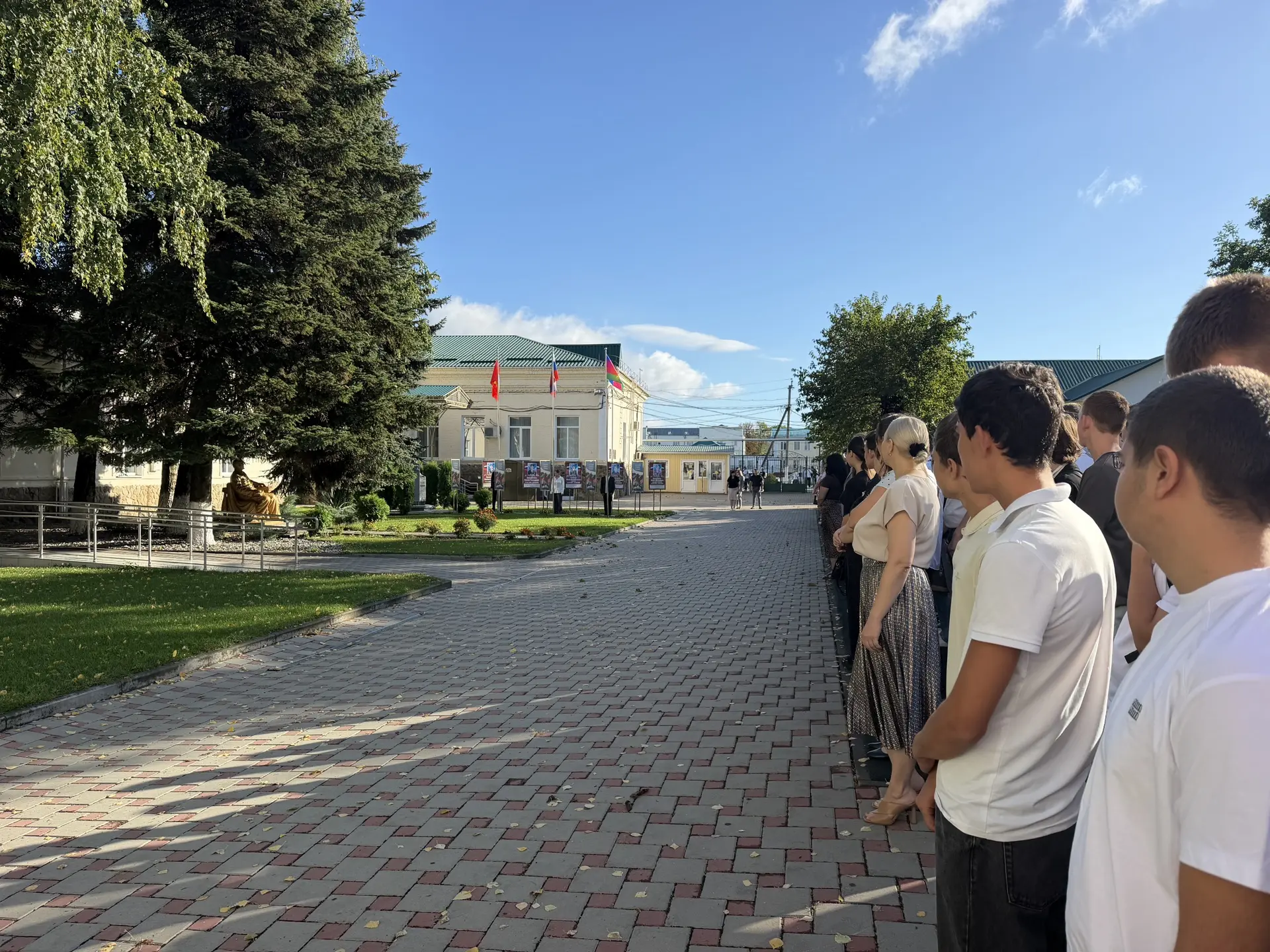 🇷🇺Каждый понедельник в Лабинском аграрном техникуме начинается с  торжественной линей...