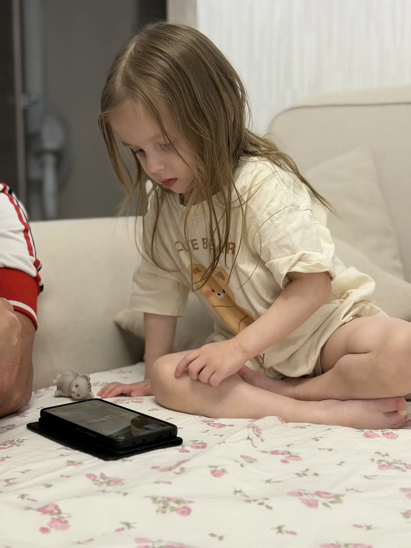 вызвали скорую, приехали родители мужа мне на помощь, потому что они обе висели на мне ...
