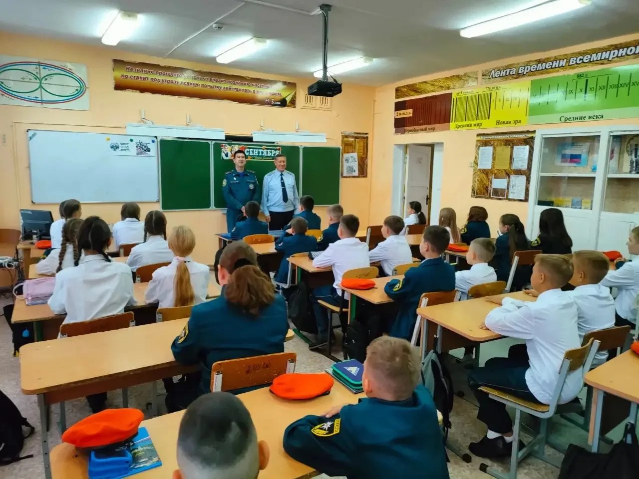 В день знаний 1 сентября, в рамках урока безопасности, представитель МЧС капитан внутре...