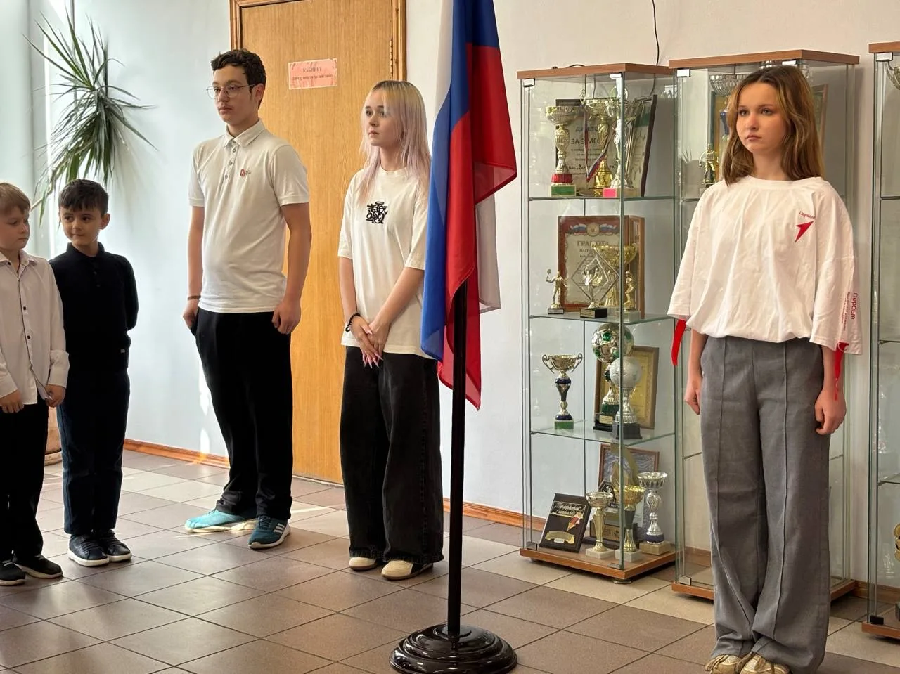 🇷🇺 Утро понедельника: флаг, гимн и «Разговоры о важном»  📍 Уральская, 19  🎓Тема занятия — «65 лет тр