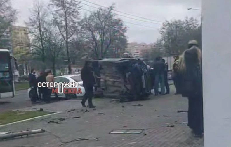 🚨 Каршеринг сбил трёх пешеходов на Алтуфьевском шоссе и перевернулся.  По данным СМИ, перед ДТП за м