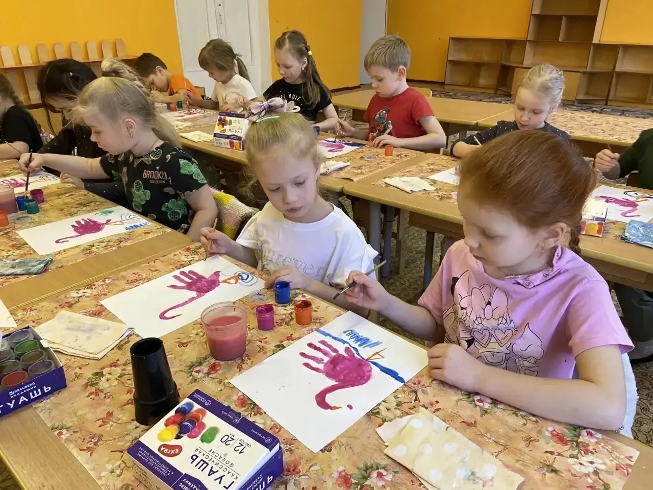 В дошкольном учреждении «Золотой петушок» продолжает свою работу кружок «Акварелька». В работе с дет