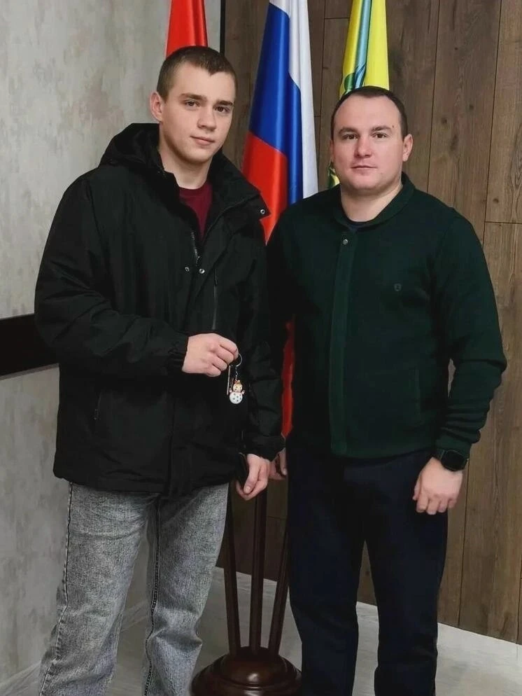 🔑 Сироте в Глазуновском районе вручили ключи от жилья