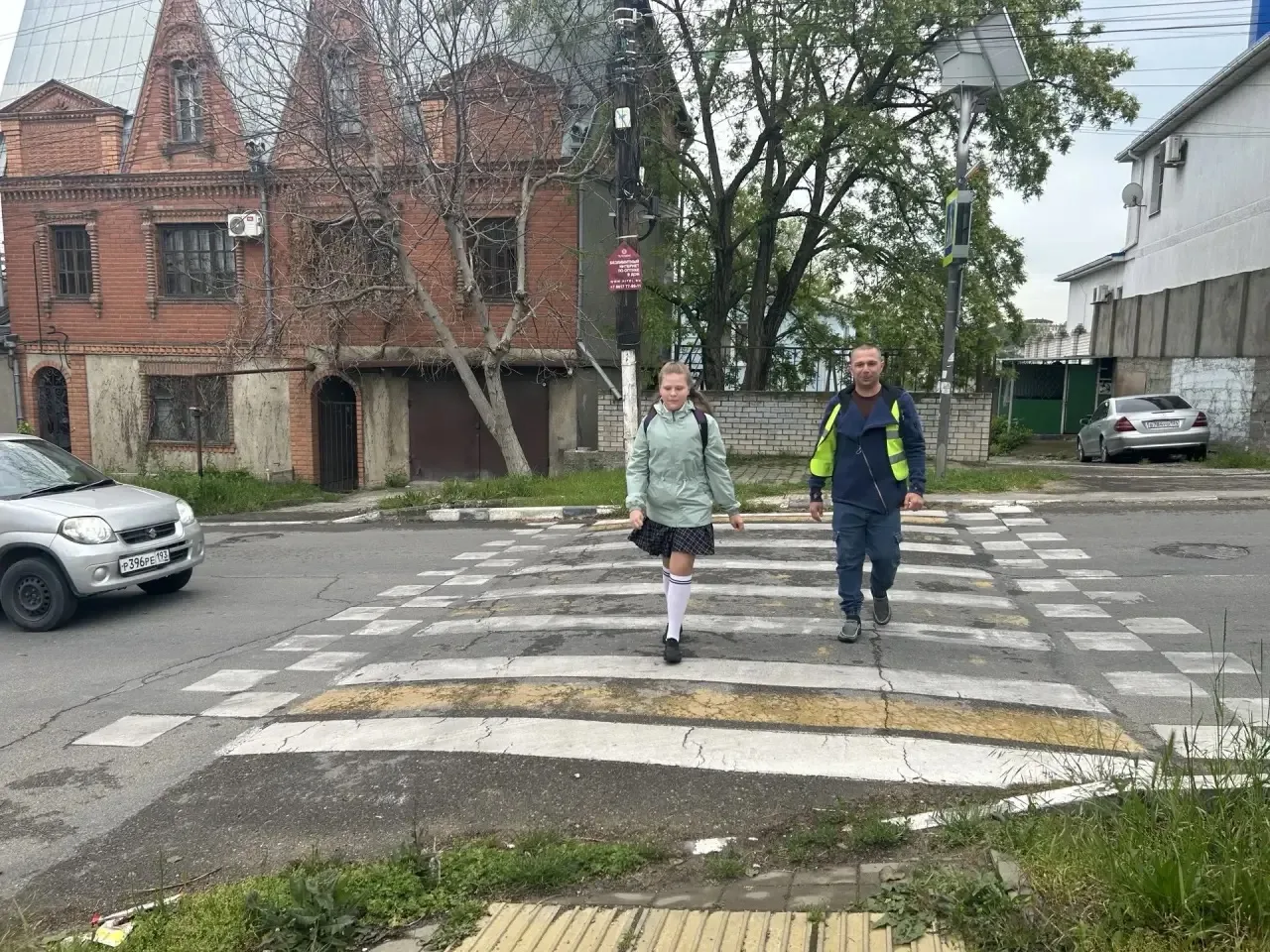 🚸 Родительский дорожный патруль — безопасность детей на первом месте!  Каждое утро возле нашей гимна