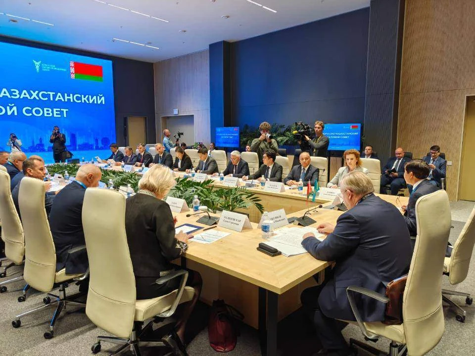 Казахстанские автопроизводители поставят в Беларусь технику на $30 млн