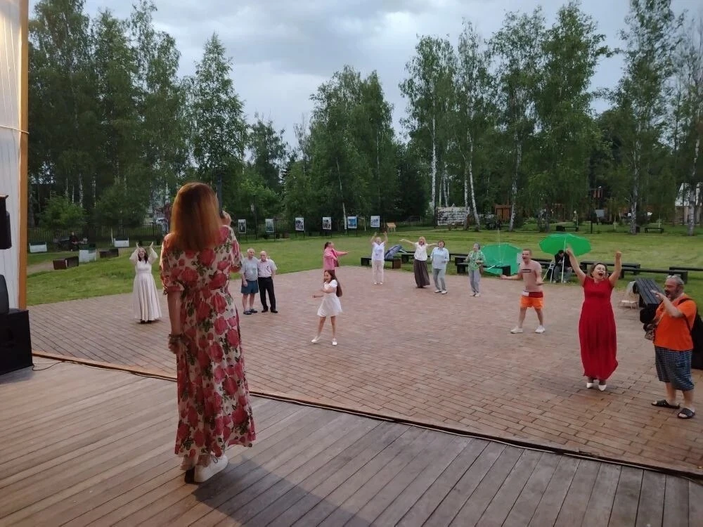 🌂Несмотря на тучи, дождь, грозу и молнии, на летней площадке парка «Солнечный берег» прошла танцева