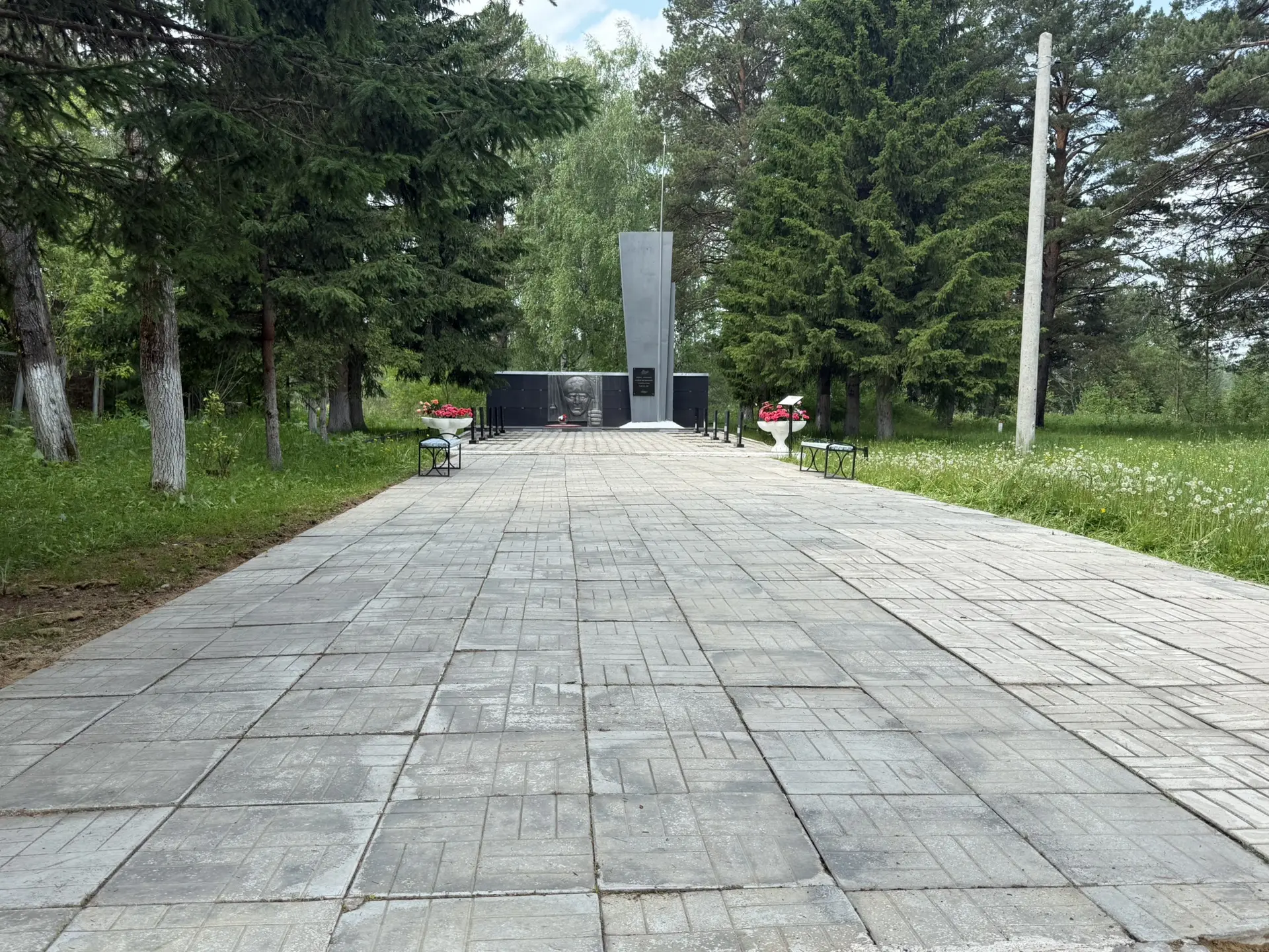 🌿 Честь и память: наш субботник на мемориале

Есть места, где время словно замирает, а тишина говор