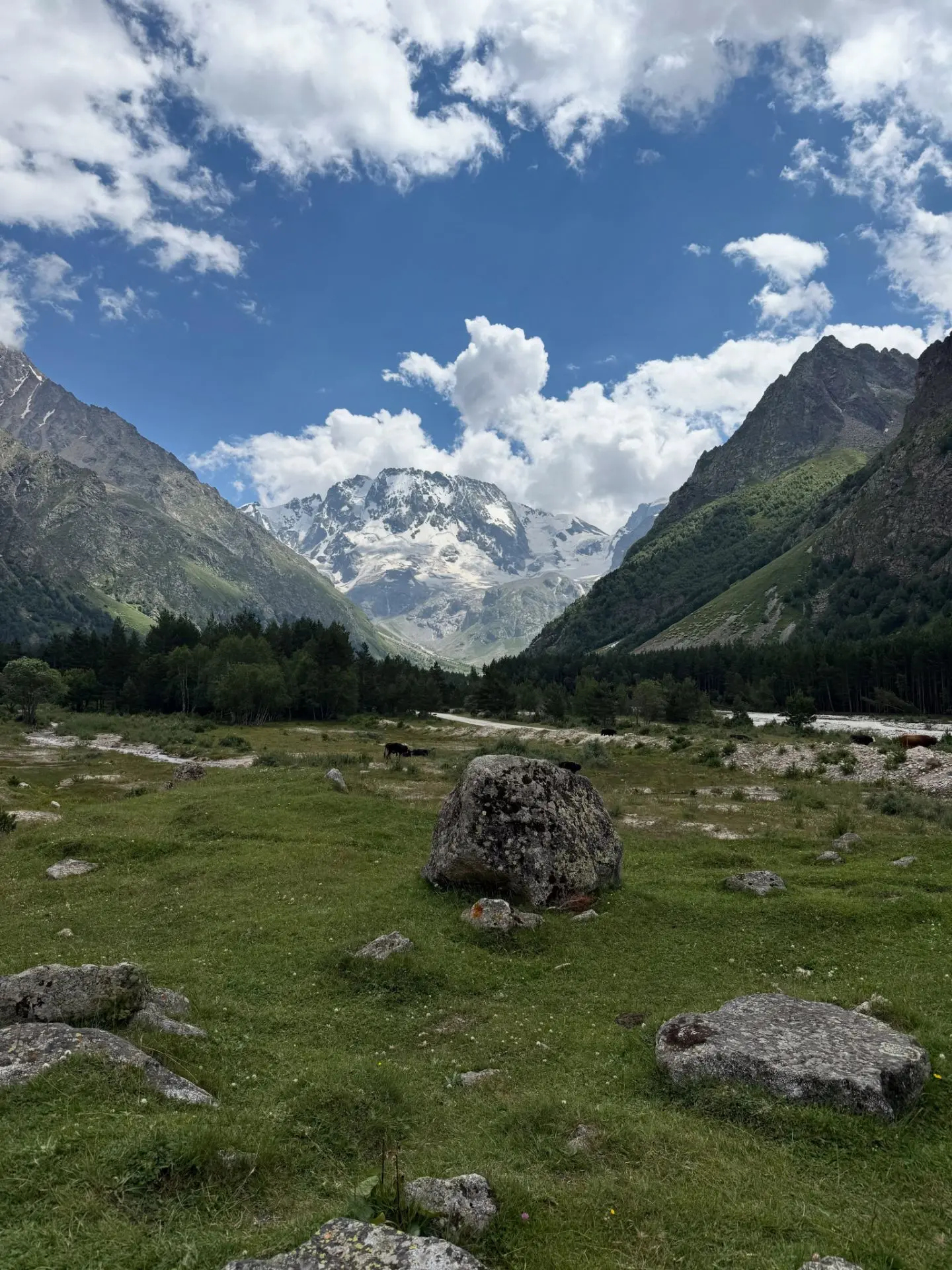 Уллу-Тау - гора помогает всем, кто искренне просит

⛰ Уллу-Тау, она же Мать-гора,  известна как «мес