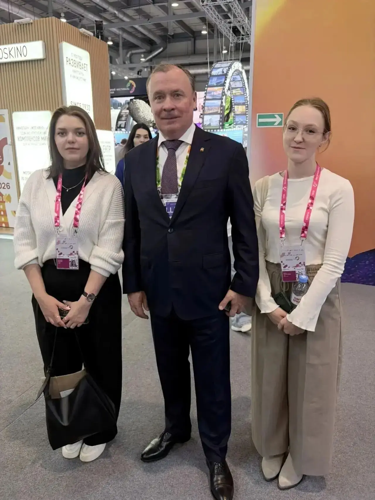 🌎 МАОУ СОШ №166                   на Международном фестивале молодёжи - 2026!