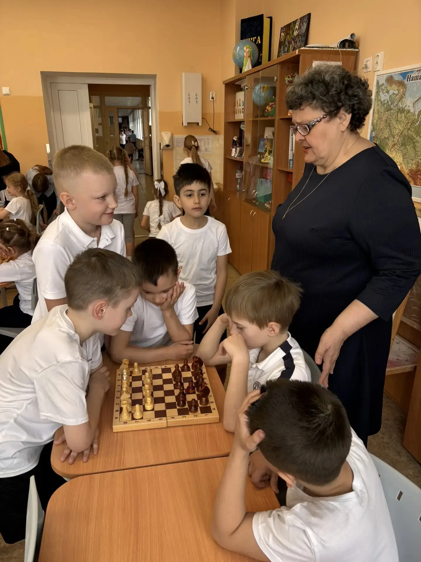 ♟️ Маленькие шаги к большим победам: шахматы в 1 «А»! В нашем классе стартовали занятия в шахматном 