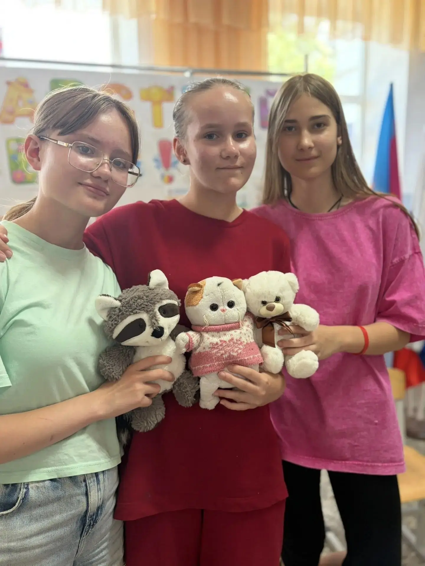 Продолжаем наш марафон доброты! ❤️
Наш школьный двор превратился в настоящую галерею под открытым не