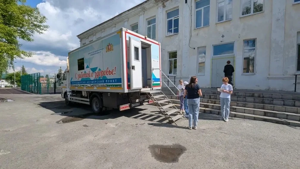 Врачи Режевской ЦРБ проводят выездную диспансеризацию в школе №5.