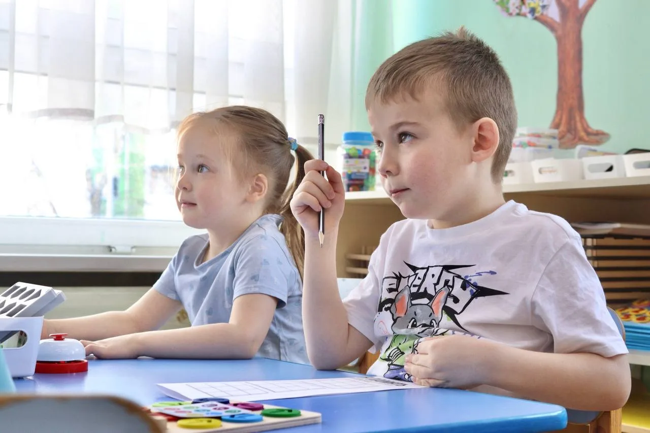 🧩 Моторика, память и LEGO: чем заняты ребята в Андреевском корпусе?   Сегодня заглянем на занятие по