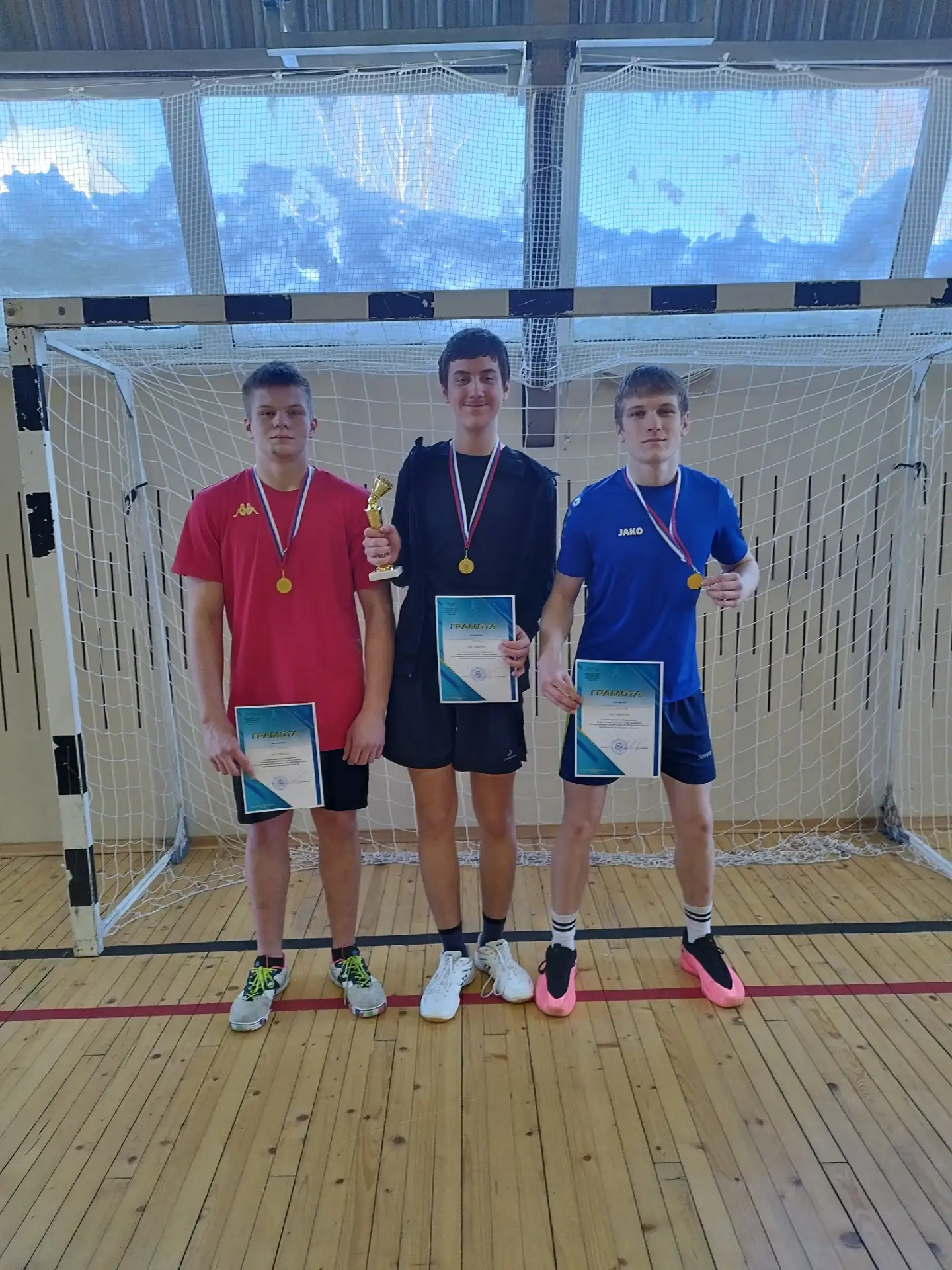Наши - лучшие на пьедестале! 🏆🏸 Поздравляем с 1 местом в областных соревнованиях по бадминтону коман