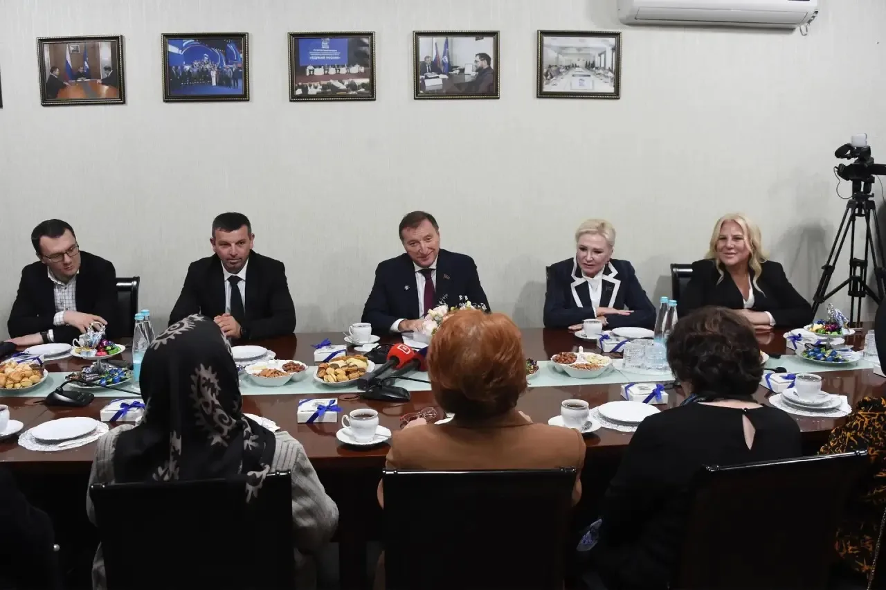 На встрече Председателя Народного Собрания РД Заура Аскендерова с ветеранами педагогиче...