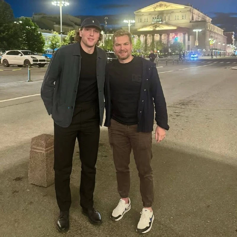 Брат за брата — такое за основу взято 😁 

Братья Василевские встретились 🤝