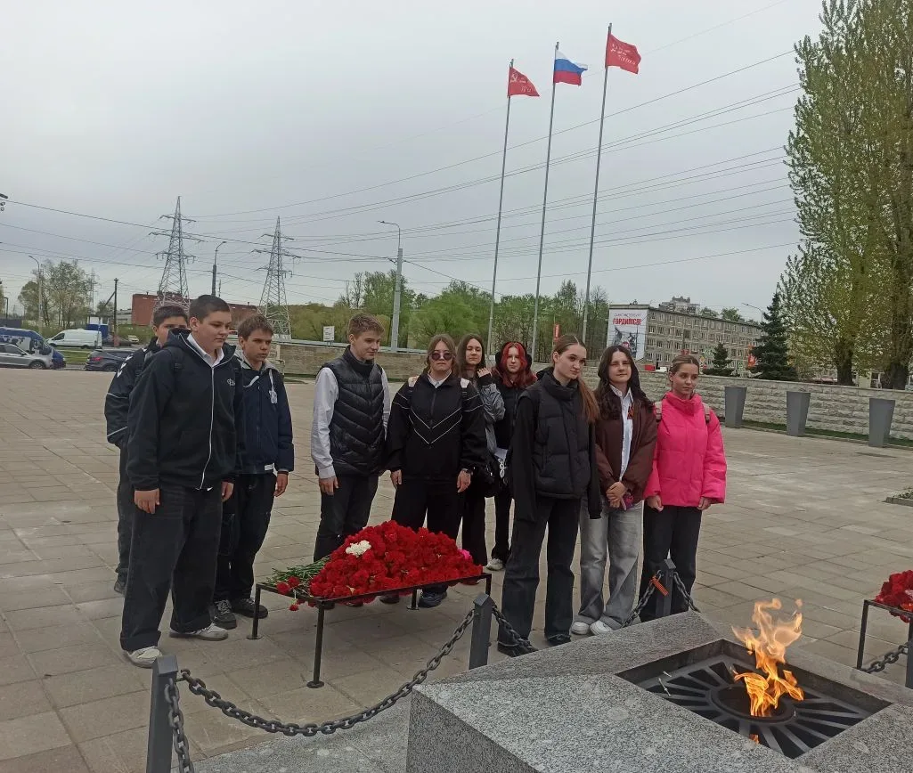 Сегодня ученики 7 «Б» класса приняли участие в патриотической акции «Гвоздика памяти». Ребята посети