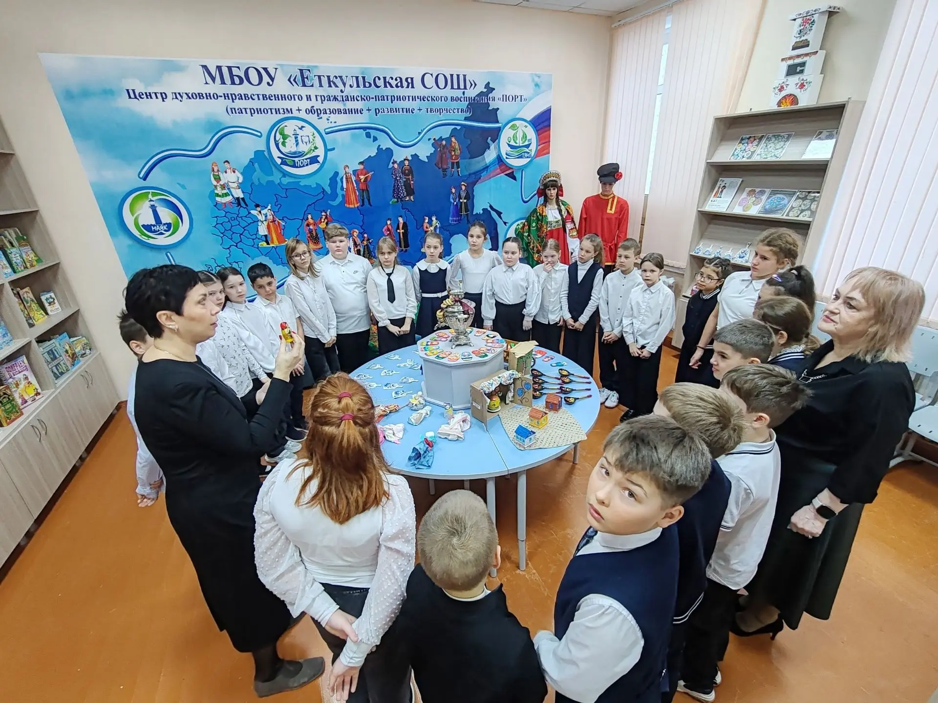 ✨Сегодня обучающиеся МБОУ "Еткульская СОШ" совершили настоящее погружение в мир русской культуры! 🤩 