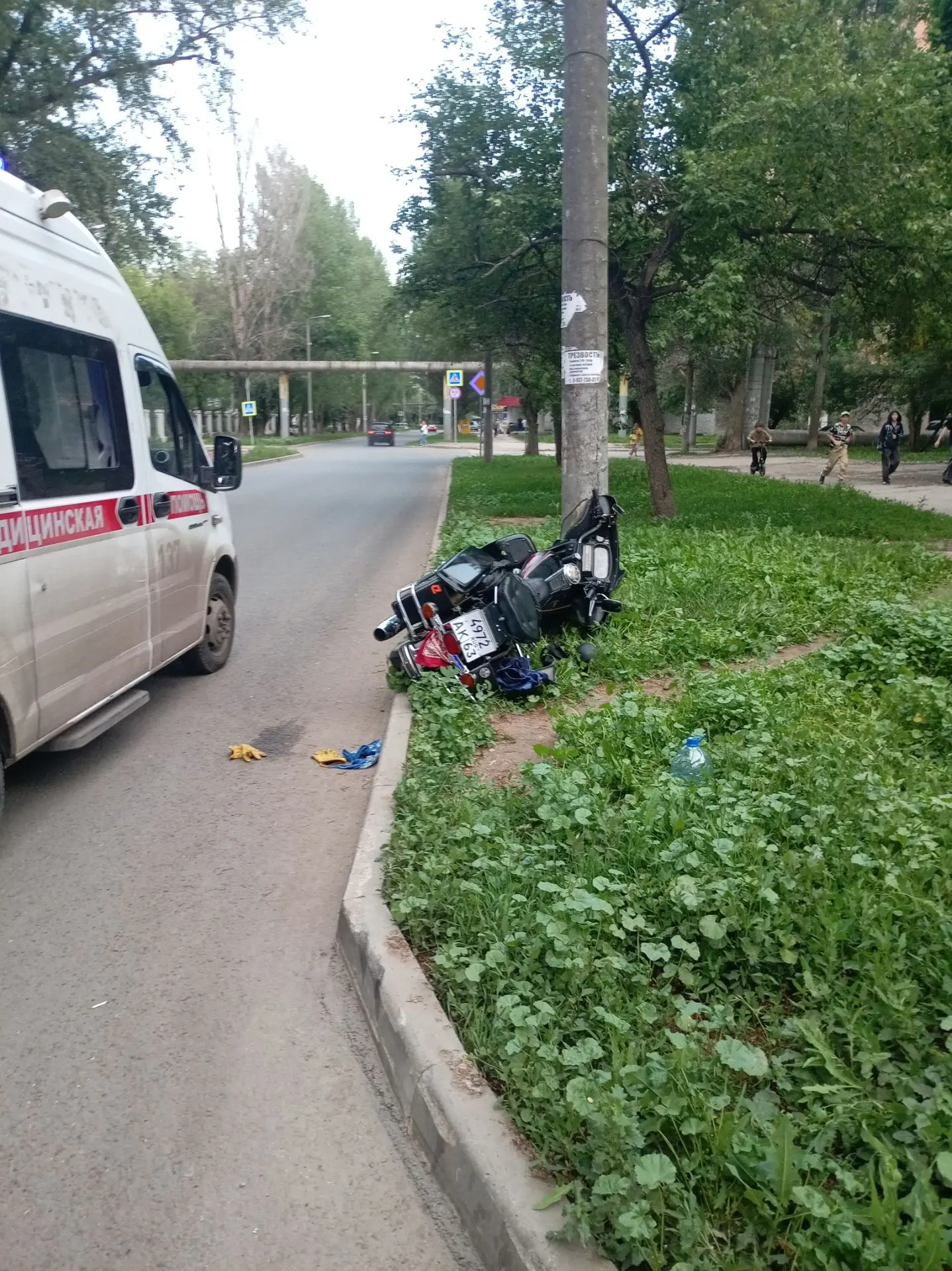В Самаре байкер на мотоцикле Harley-Davidson сбил пешехода и врезался в столб.