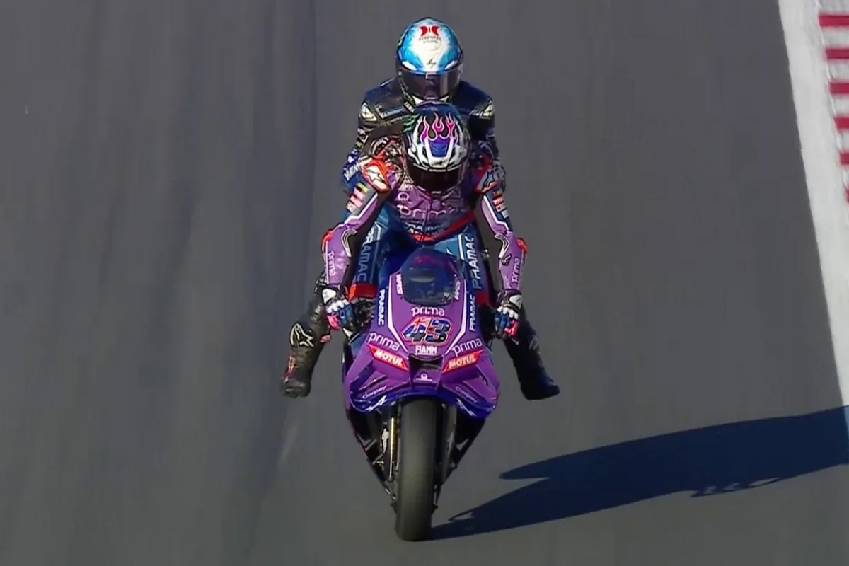 Видео: Miller Taxis - новый тариф со стоппи: самый быстрый таксист MotoGP снова на работе!