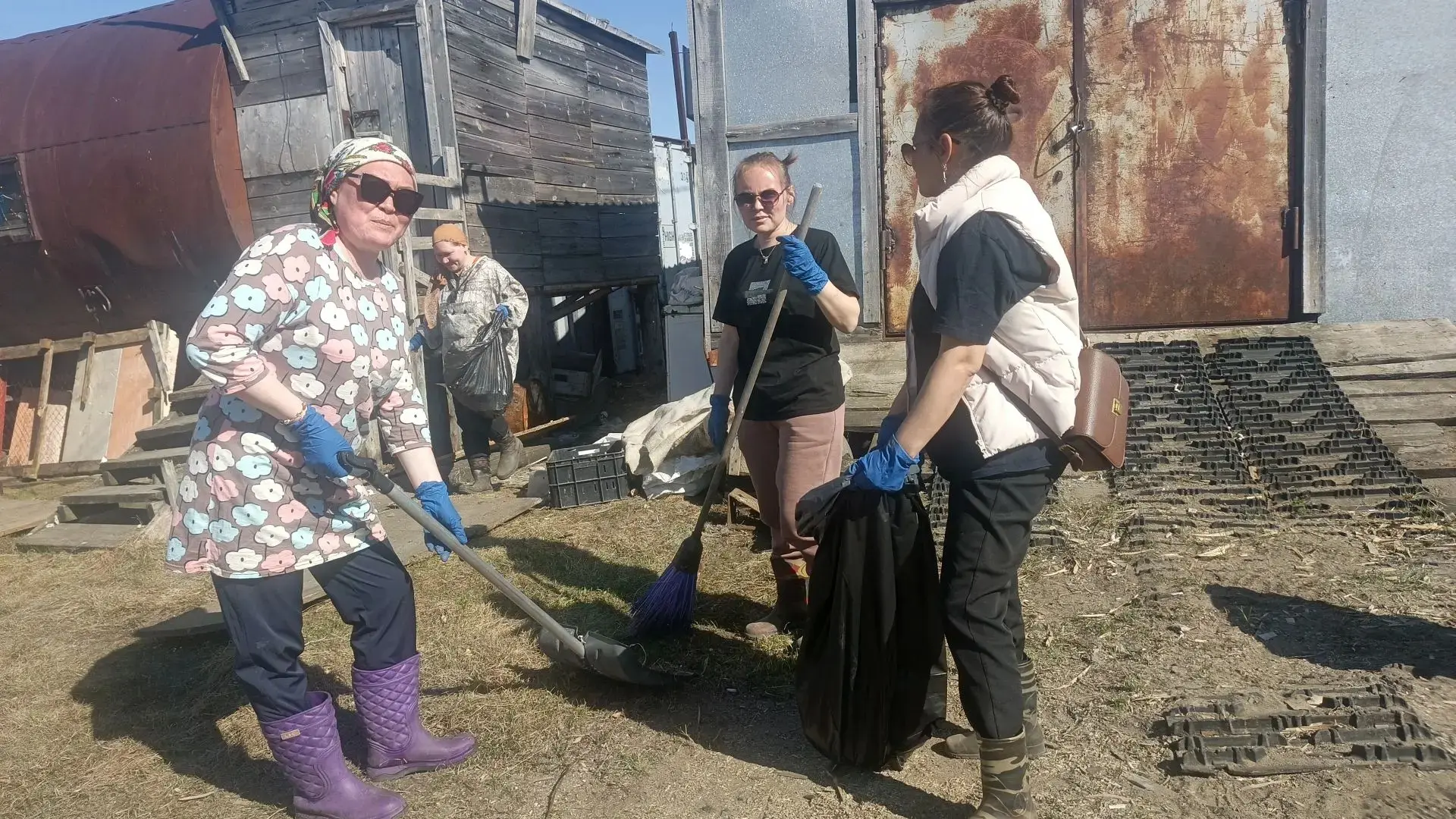 🌏🌱 Сегодня сотрудники нашей школы присоединились к массовому субботнику в нашем селе. Дружной кома