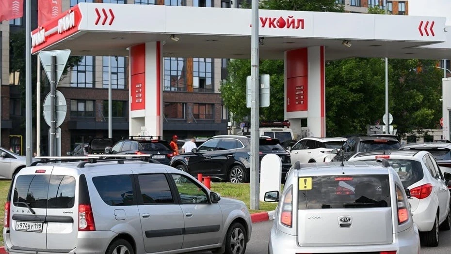 Ситуация с топливом в России постепенно стабилизируется, заявил в разговоре с "Известия...