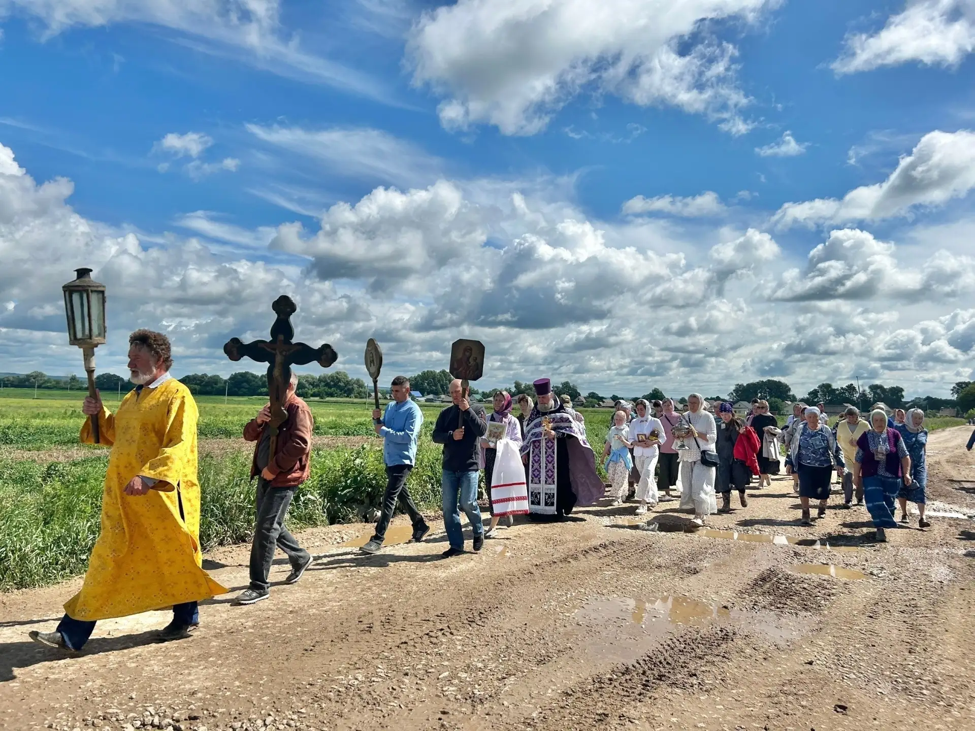 С Крестным ходом вокруг Водзимонья ✝️

21 июня православная церковь празднует День святых, просиявши