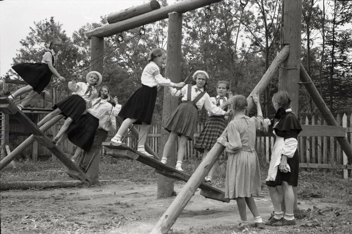 Катание на качелях в пионерском лагере. г. Красногорск, Томаринский район. 1950-е гг. Ф...