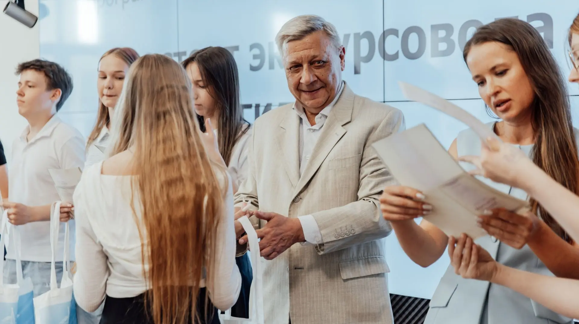 🎓 Будущее начинается сегодня: школьники получили первые рабочие профессии в Мининском университете  