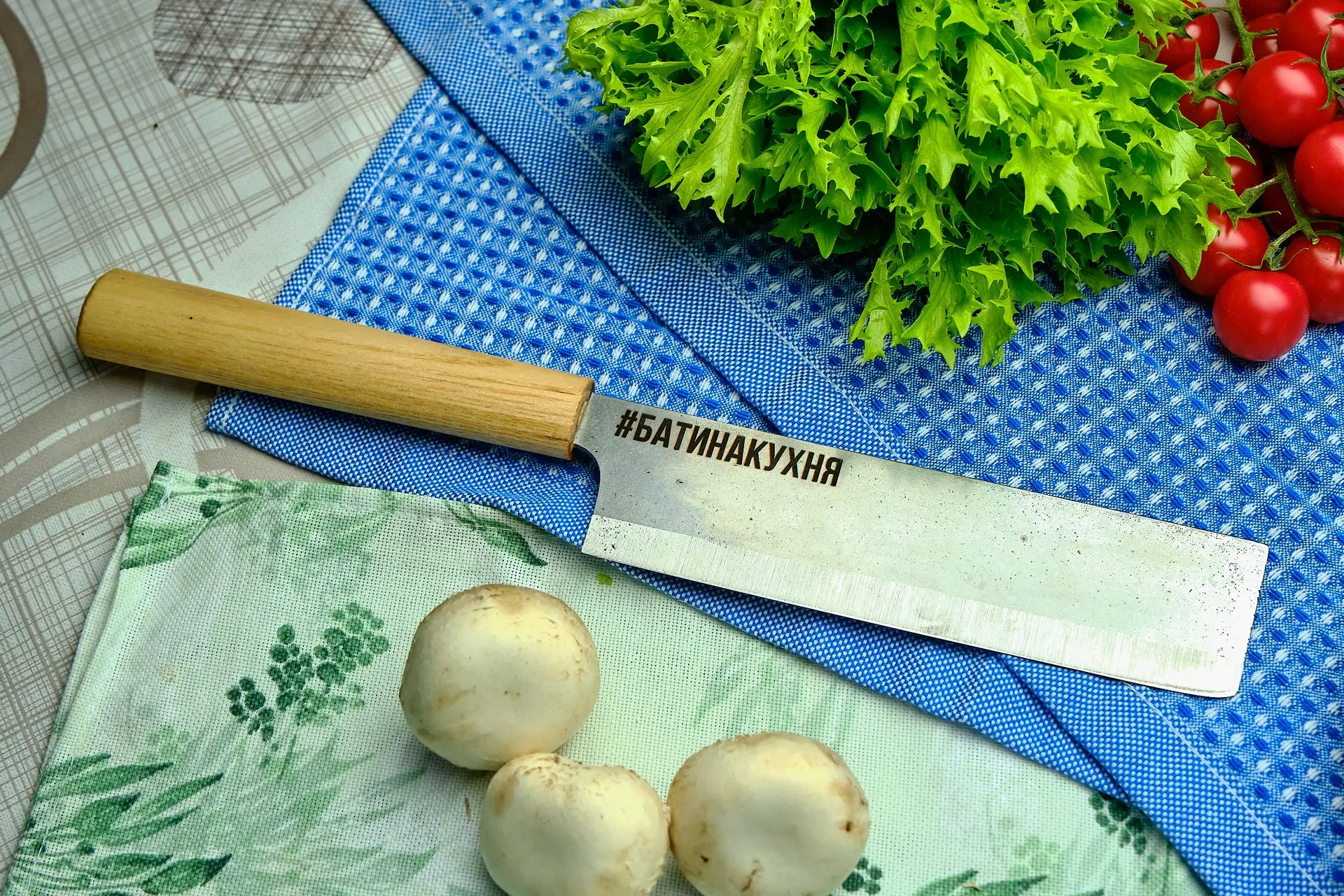 Кухонный нож «Накири» от #БАТИНАКУХНЯ 

• Долго держит заточку
• Агрессивный рез
• Повышенная износо