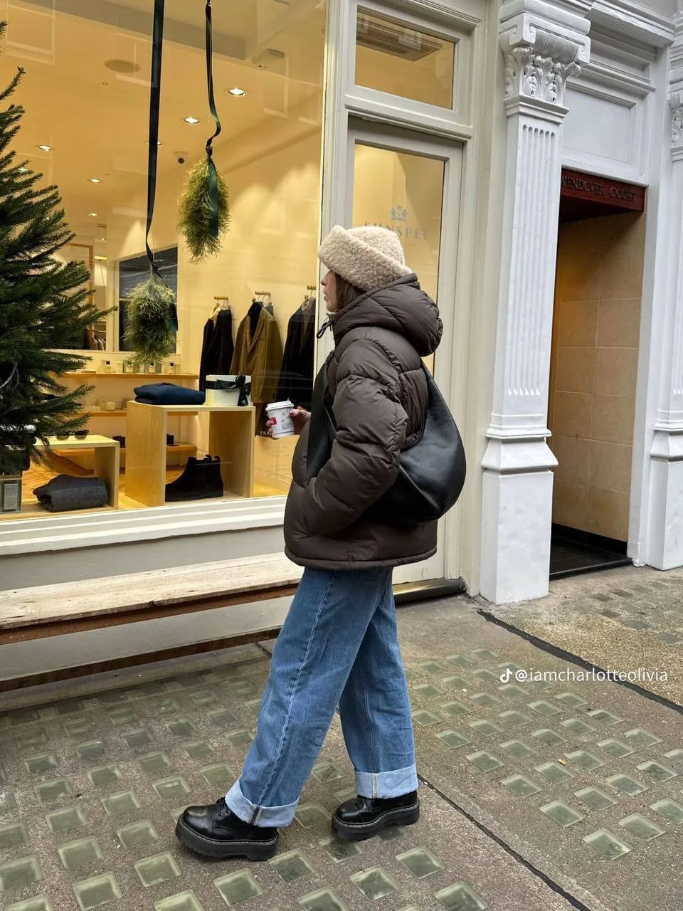 Каким образом следует носить джинсы в холодное время года?   Время болоневых штанов прошло — с возра