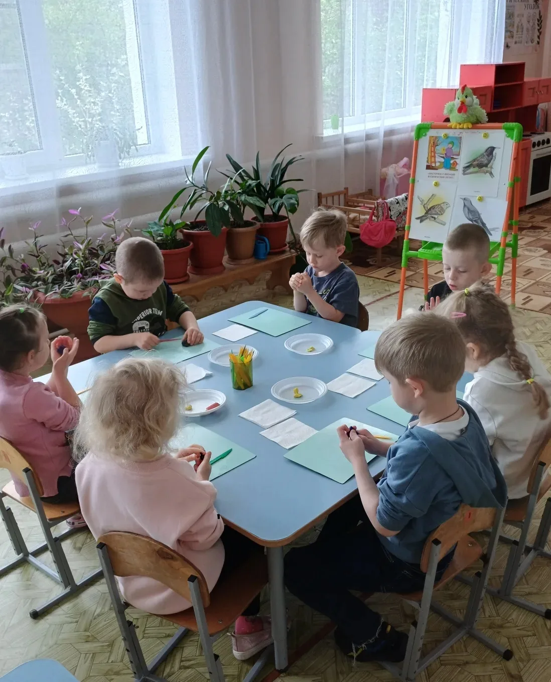 В средней группе прошло занятие по художественно-эстетическому развитию: Лепка, на тему: "Птичка клю