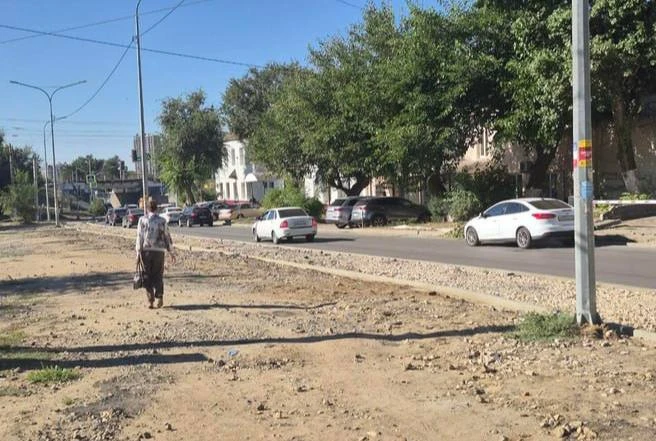 В центре Волгограда пожаловались на отсутствие тротуаров у трамвайной развязки